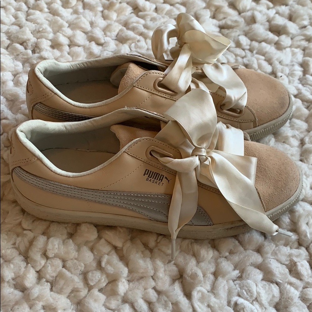 Puma lace up ribbon shoes.